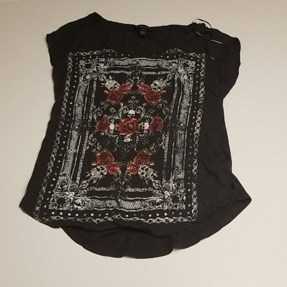 Rock and Republic flowers and skullssize xs tshirt